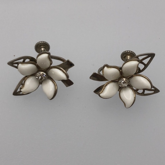 VTG Eye-Catching Jasmine Earrings - Picture 4 of 7